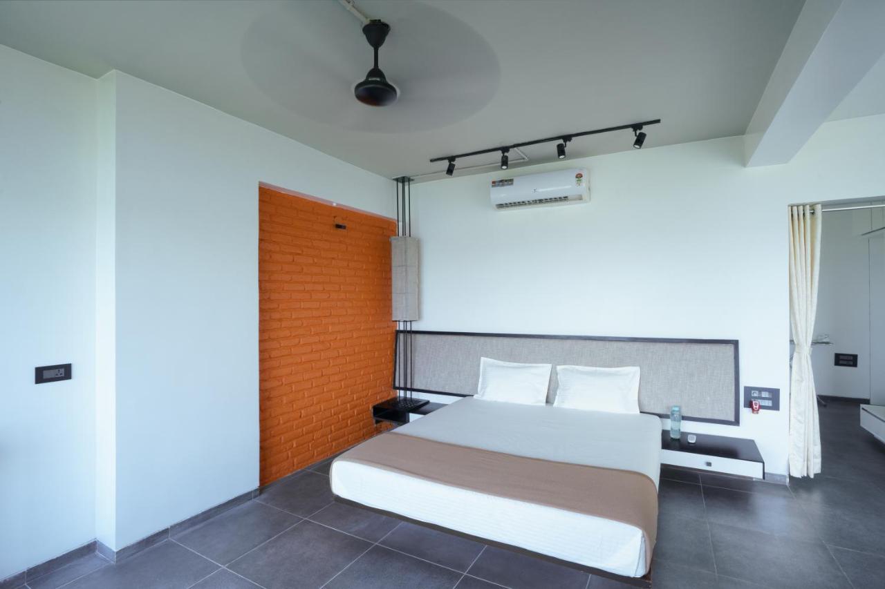 Grey Stone - Lakefront Penthouse Family Rooms Kolhapur Luaran gambar