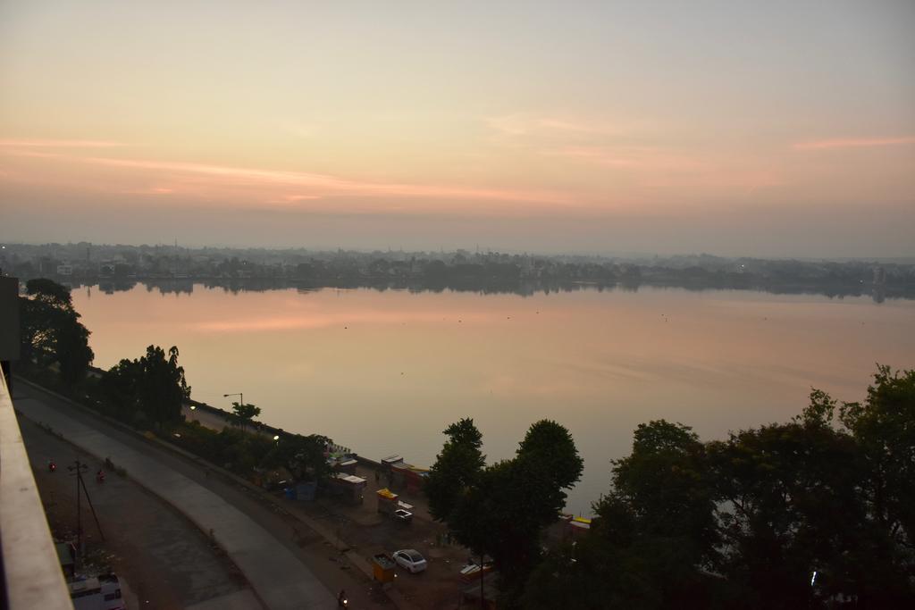 Grey Stone - Lakefront Penthouse Family Rooms Kolhapur Luaran gambar